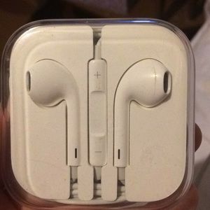 APPLE EARBUDS (NEVER USED)